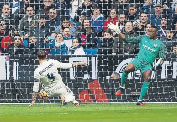  ?? DANI DUCH ?? El madridista Sergio Ramos consiguió su segundo gol en este remate ante Kameni protestado por el Málaga por fuera de juego