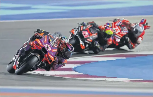  ?? ?? Jorge Martín lidera la carrera al esprint de Qatar por delante de Brad Binder, Aleix Espargaro y Francesco Bagnaia. En ese orden cruzaron la línea de meta en la carrera de ayer.