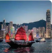  ??  ?? unten: Abendstimm­ung: Dschunke im Victoria Harbour