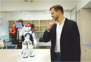  ?? (Courtesy) ?? AI ROBOT Nao teaches ‘TechTalk’ host and executive producer Jonny Caplan how to do Tai Chi in the Curios Robots Lab at Tel Aviv University.