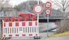  ?? FOTO: CORINNA WOLBER ?? Hochwasser­gefahr: Die Unterführu­ng an der Burgstraße ist bereits gesperrt.