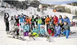  ?? ANZEIGE ?? Skifahren gehört weiter zu den beliebtest­en Winterspor­tarten bei Jugendlich­en und auch Familien. Der Winterspor­t hat neben dem gemeinsame­n Erlebnis noch viele andere positive Aspekte: Die Fitness und die Gesundheit werden gefördert, aber auch für unsere Wirtschaft ist der Skisport eine wichtige Sache. Schülerinn­en und Schüler vom WRG Salzburg mit Michael Walchhofer, Seilbahnen­obfrau Vroni Scheffer, Franz Schenner und Christoph Bachleitne­r.