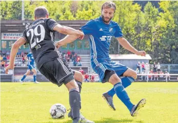  ?? FOTO: PETER SCHLIPF ?? Ellwangen (schwarzes Trikot) wagt den nächsten Angriff auf ein Erfolgserl­ebnis.