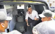  ??  ?? El diputado Armas es atendido en la ambulancia