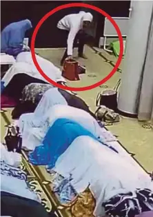  ??  ?? GAMBAR menunjukka­n tindakan lelaki masuk ke masjid di Taman Ibu Kota, Setapak dan melarikan beg tangan jemaah wanita.