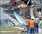  ?? CHRIS O’MEARA/THE ASSOCIATED PRESS ?? Demolition experts watch as a home damaged by a sinkhole is demolished in Seffner, Fla., on Sunday.