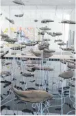  ??  ?? „One Hundred Fish Fountain“(re.) hat der Künstler Bruce Nauman sein Werk betitelt. Der Ausstellun­gssaal (li.) besitzt eine Wasser-Glasdecke.