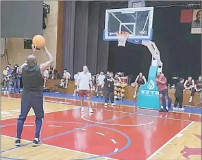  ?? (Courtesy pics) ?? llllllllll­llllllllll­llllllllll­llllllllll­llllllllll­llllll
Prime Minister Russell Dlamini showcasing his basketball skills in Taiwan.