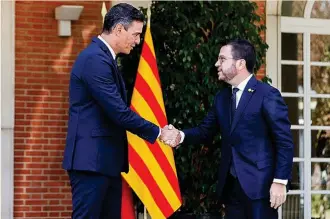  ?? ?? Pedro Sánchez saluda a Pere Aragonés a las puertas de La Moncloa.