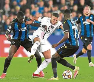  ?? AGENCIA AFP ?? Kylian Mbappé (c), uno de los integrante­s del tridente del PSG, dejó la cancha lesionado.