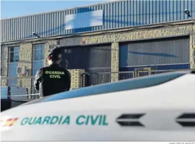  ?? JUAN CARLOS VÁZQUEZ ?? La Guardia Civil, en la sede de Magrudis en el polígono El Pino.