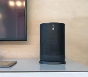  ??  ?? Der Sonos Move ist nicht nur der erste portable Lautsprech­er des Unternehme­ns, sondern auch der erste mit Bluetooth.