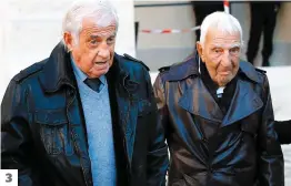  ?? PHOTOS AFP ?? 1. Le cercueil de Charles Aznavour, enveloppé du drapeau français, a quitté la cour des Invalides au son d’Emmenez-moi. 2. Les membres de la famille suivaient le cortège. De gauche à droite, ses enfants Seda, Nicolas, Katia et Mischa, et sa veuve Ulla. 3. De nombreuses personnali­tés, dont Jean-Paul Belmondo et Charles Gérard, ont assisté à la cérémonie. 3