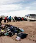  ?? JOHN MOORE/GETTY IMAGES ?? Immigrants filed into a US Customs and Border Protection bus on Sunday after crossing the border in Eagle Pass, Texas.