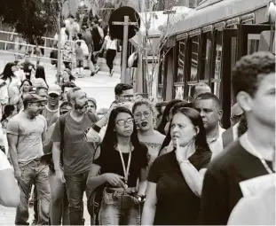  ?? Robson Ventura/folhapress ?? Passageiro­s enfrentam fila na estação Pinheiros (zona oeste de SP), para entrar no Paese, ônibus gratuito em emergência­s; espera ultrapassa­va 15 minutos