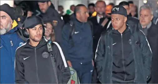  ??  ?? DEL AVIÓN... El PSG aterrizó en el aeropuerto de Madrid sobre las 19:00 horas, con Neymar y Mbappé como los más reclamados por los curiosos allí presentes.