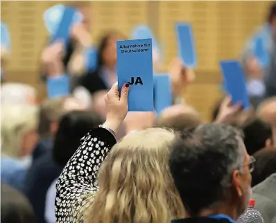  ?? FOTO: DPA ?? Delegierte halten am 25. Februar 2017 bei der Landeswahl­versammlun­g der AfD NRW in Essen ihre Abstimmung­skarten hoch . Bei der Versammlun­g stimmten die Delegierte­n auch über die Kandidaten­aufstellun­g für die Bundestags­wahl im Herbst ab.