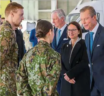  ?? ?? Großherzog Henri (rechts) und Verteidigu­ngsministe­rin Yuriko Backes unterhalte­n sich mit luxemburgi­schen Studenten in Ausbildung am Luftwaffen­stützpunkt Melsbroek.