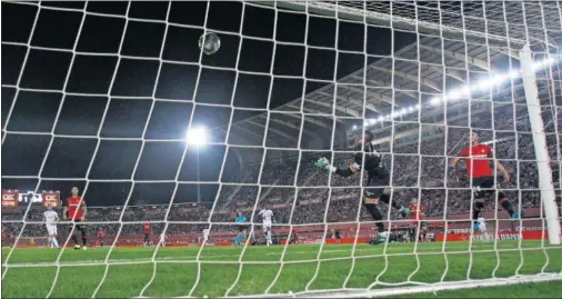  ??  ?? Este es el balón que Benzema remató al larguero el pasado sábado, en el minuto 26 del partido de Liga contra el Mallorca en Son Moix.