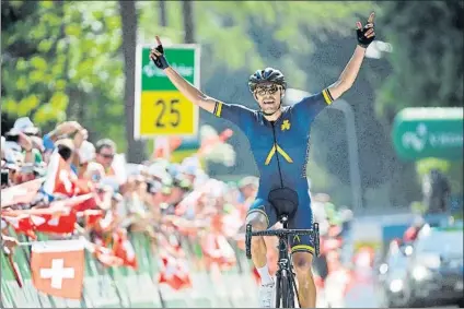  ?? FOTO: EFE ?? Lawrence Warbasse levanta los brazos en la línea de meta de Villars sur Ollon