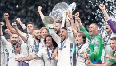  ??  ?? VIGENTE CAMPEÓN. Sergio Ramos levanta el trofeo de la Champions League de la pasada temporada.