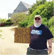  ?? Courtesy of Lorraine Dusky ?? ■ Evan Brandt, a reporter for the Pottstown Mercury in Pennsylvan­ia, protests May 2018 outside Heath Freeman’s vacation home. Freeman is president of Alden Global Capital, a hedge fund that has purchased more than 100 newspapers.