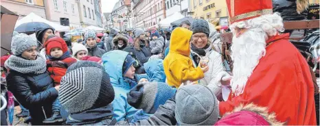  ?? FOTOS: AFI ?? Als der Nikolaus vorbeischa­ute, war am Fuchseck der Teufel los.