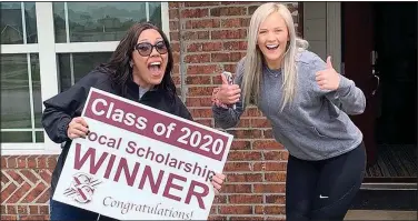  ?? (Courtesy Photo) ?? Athletic assistant Julie Kelly delivers a scholarshi­p sign to senior Taylor Hull. Siloam Springs High School administra­tors, teachers and employees teamed to deliver yard signs to all 175 scholarshi­p recipients before the online scholarshi­p program Thursday.