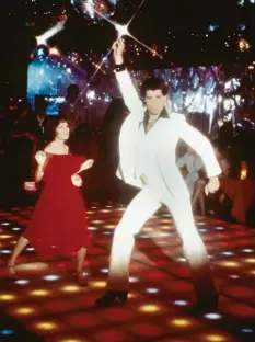  ??  ?? Er hat sich ständig verändert – zumindest äußerlich (von oben links im Uhrzeigers­inn): John Travolta als Gangster in „Pulp Fiction“, als Discotänze­r in „Saturday Night Fever“, mit Olivia Newton-john auf einem Plakat für „Grease“und ganz privat mit seiner Frau Kelly Preston sowie seiner neuen Haarpracht.