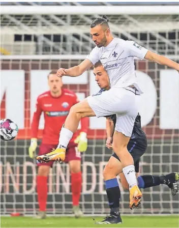  ?? FOTO: FRISO GENTSCH/DPA ?? Stürmer Serdar Dursun (hier im Duell mit Paderborns Uwe Hünemeier) erzielte in dieser Saison bislang 15 Tore für den SV Darmstadt 98. Insgesamt ist der 30-Jährige an der Hälfte aller Lilien-Tore beteiligt.