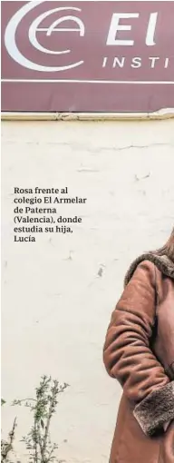  ??  ?? Rosa frente al colegio El Armelar de Paterna (Valencia), donde estudia su hija, Lucía