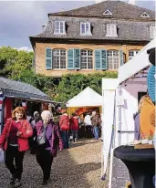  ?? FOTO: UWE MISERIUS (ARCHIV) ?? Der Herbstmark­t lockt auch in diesem Jahr mit tollen Produkten und die tolle Kulisse rund um das alte Gutshaus lädt zum Flanieren ein.