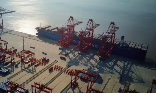  ??  ?? The world’s largest automated port in Yangshan Deep Water Port, Shanghai, December 6, 2017, which handles four million standard containers a year and will handle 6.3 million standard containers in the future