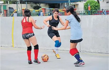  ?? (LA VOZ / ARCHIVO) ?? Fútbol para ciegos. En el club Municipali­dad de Córdoba hay equipos femeninos y masculinos.