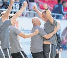  ?? FOTO: TOM WELLER/DPA ?? Jubeln sie auch in Bielefeld? Heidenheim­s Trainer Frank Schmidt nach dem Schlusspfi­ff und dem 2:1-Sieg über den HSV.