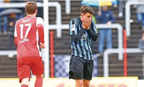  ?? FOTO: WIECK ?? Marco Meyerhöfer (rechts) wurde am Samstag von den eigenen Fans ausgepfiff­en. Jetzt hat er über die Gründe für seinen Wechsel gesprochen.