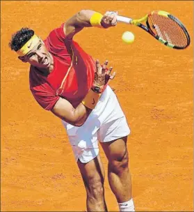  ?? FOTO: AP ?? Rafa Nadal sirviendo durante el partido ante Sascha Zverev en la Copa Davis