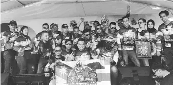  ??  ?? Members of Team Elizabeth Clan in a photocall at Sabah Moto Day 3.0 event in Kota Kinabalu.