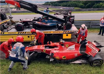  ?? COLOMBO ?? La Ferrari di Kimi Raikkonen distrutta dopo l’incidente con la McLaren-Honda di Fernando Alonso