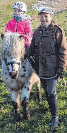  ?? FOTO: DPA ?? Auf ins Gelände: Reitschüle­rin Lina beim Ausritt mit ihrer Lehrerin Kathrin Steinmeier und Pony Raul.