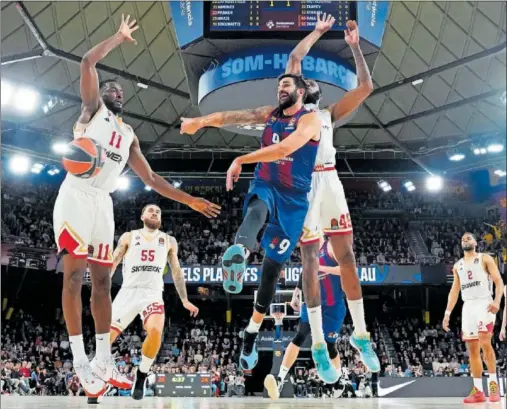  ?? ?? Ricky Rubio dobla un pase desde la línea de fondo presionado por Alpha Diallo y Donta Hall.