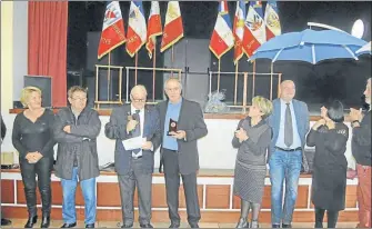  ??  ?? Remise de médaille au maire Marc Bourdoncle