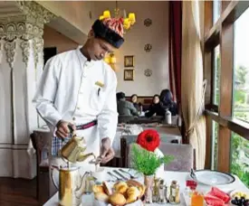  ??  ?? Il rito anglosasso­ne dell’afternoon tea, servito ogni pomeriggio nei saloni del The Elgin ,a Darjeeling. Sopra, la raccolta tra le montagne del Sikkim viene fatta a mano, tre volte l’anno.