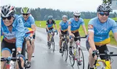  ??  ?? Für einige „Move’ler“ist die Sternfahrt die erste Tour im Regen. Der Stimmung tut das aber keinen Abbruch.