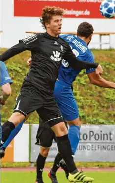  ?? Foto: Brugger ?? Weg das Ding: Bei Christoph Schnelle und dem FCG sind im Heimspiel gegen den FV Illertisse­n II auch mal einfach Lösungen gefordert.