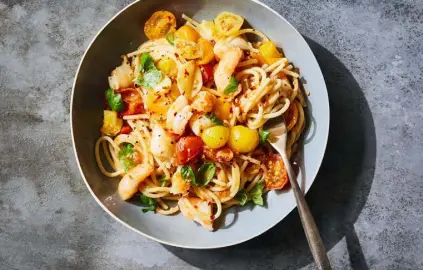  ?? Linda Xiao, © The New York Times Co. ?? Shrimp and Tomato Pasta.