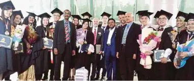  ??  ?? Dr Samy Vellu bergambar dengan graduan cemerlang sempena Majlis Konvokesye­n Ke-9 Universiti AIMST.