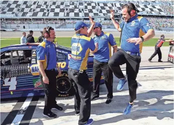  ?? PETER CASEY, USA TODAY SPORTS ?? Members of Sprint Cup rookie Chase Elliott’s crew celebrate Sunday after the driver won the Daytona 500 pole.