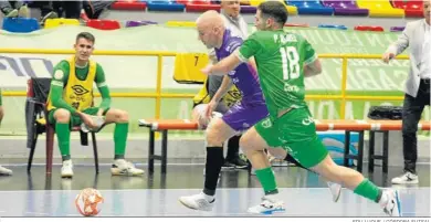  ?? EDU LUQUE / CÓRDOBA FUTSAL ?? Miguelín es presionado por Pablo Ramírez.