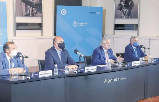  ?? I Presidenci­a ?? Alberto Fernández en el Salón de las Mujeres junto a los gobernador­es Gutiérrez, Perotti y Morales.